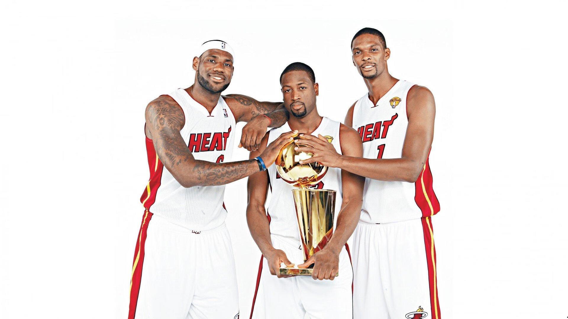 阿姆拉巴特为队友鸣不平,安东尼染红属误判,面部接触纯属意外